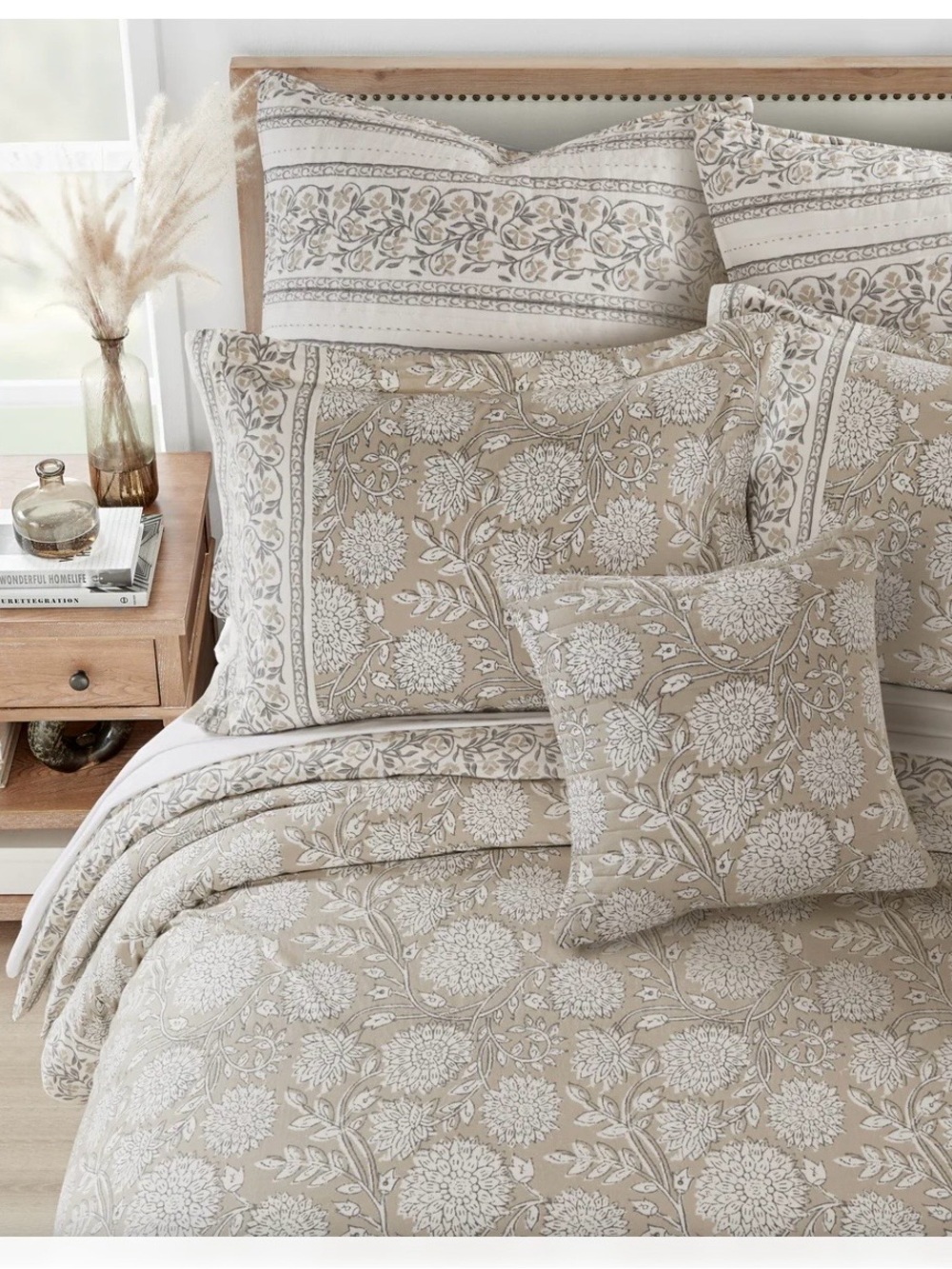 Beige & white Quilt, includes 3 pcs set. Reversible pattern 100% cotton 🤎🤍 GWP